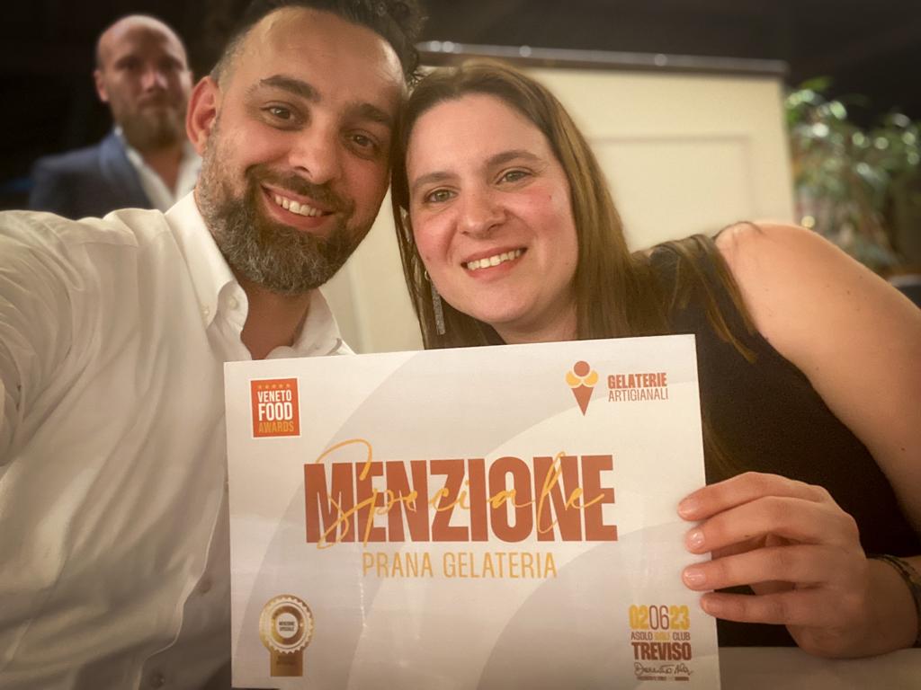 Manuela Olivotto e Giacomo Sinagra ricevendo un premio per Gelaterie Shanti a Treviso.