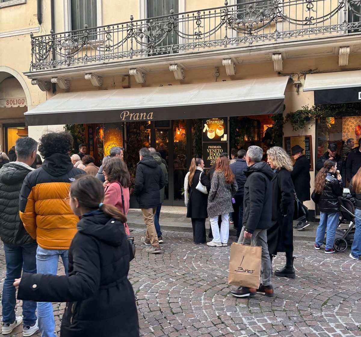 Clienti davanti al negozio di Gelaterie Shanti a Treviso.